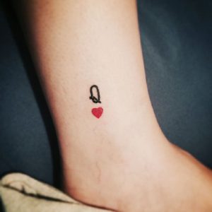 minimalist queen of hearts tattoo ideas design