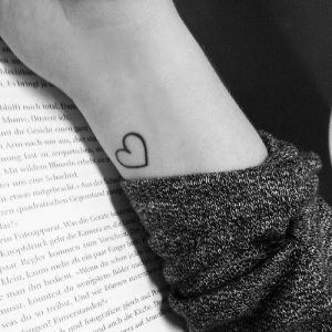 simple black heart outlined tattoo ideas for wrist